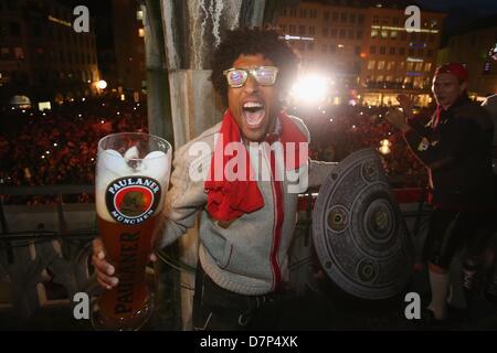 München, Deutschland - 11. Mai: Dante Bayern Muenchen und sein Team feiern den deutschen Meistertitel auf dem Balkon des Rathauses am Marienplatz in München am 11. Mai 2013 zu gewinnen. Foto: Alexander man/Dpa/Alamy Live News Stockfoto