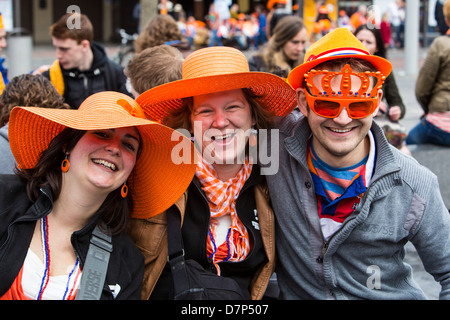 Menschen feiern jährlichen Königinnentag in der alten Stadt von Amsterdam. Stockfoto