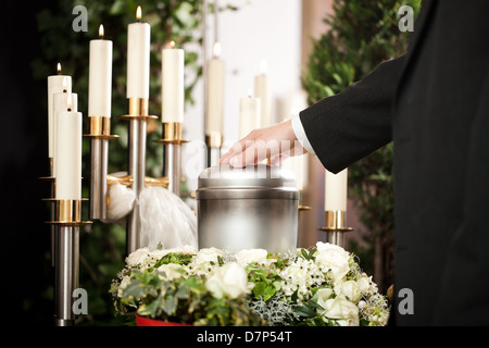 Religion, Tod und Dolor - Bestattungs- und Friedhofszubehör; Beisetzung der Urne Stockfoto