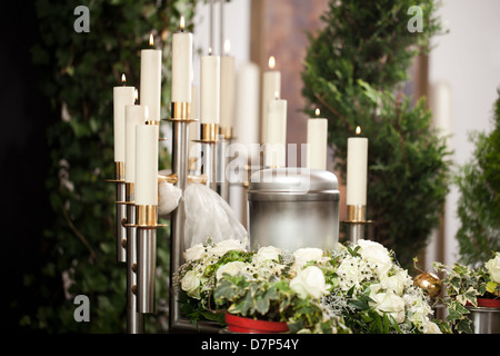 Religion, Tod und Dolor - Urne Bestattung und Friedhof Stockfoto