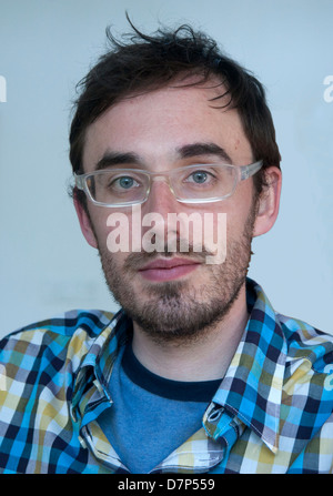 Porträt des jungen Mann mit Brille Stockfoto
