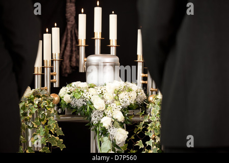 Religion, Tod und Dolor - Bestattungs- und Friedhofszubehör; Beisetzung der Urne Stockfoto