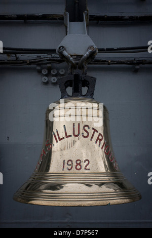 Des Schiffs Glocke auf dem oberen Deck an Bord Flugzeugträger der Royal Navy HMS Illustrious. Illustre ist der zweite von drei Invincible-Klasse Licht Flugzeugträger der Royal Navy in den späten 1970er und frühen 1980er Jahren gebaut. Sie ist die fünfte Kriegsschiff und zweite Flugzeugträger trägt den Namen Illustrious und ist liebevoll um ihre Crew als "Lustvolle" bekannt. Sie ist das älteste Schiff der Royal Navy fahrende Flotte, voraussichtlich im Jahr 2014 (nach 32 Dienstjahren) aus dem Dienst zurückgezogen werden. Stockfoto