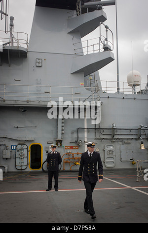 Zwei Schüler Offiziere im Dienst auf der oberen deck während einer Tour durch die breite Öffentlichkeit an Bord Flugzeugträger der Royal Navy HMS Illustrious während eines öffentlichen Open-Tages in Greenwich. Illustrious angedockt an der Themse, so dass die Steuern zahlenden öffentlichen um den Decks vor seiner bevorstehenden Decommisioning zu erkunden. Navy Personal half mit dem PR-Event über die Mai Wochenende, historisch der Heimat England Flotte. Stockfoto