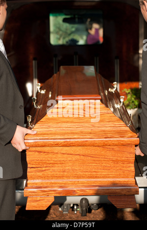 Dolor - Trauerfeier mit dem Sarg auf dem Friedhof, der Sarg von Sarg Träger durchgeführt Stockfoto