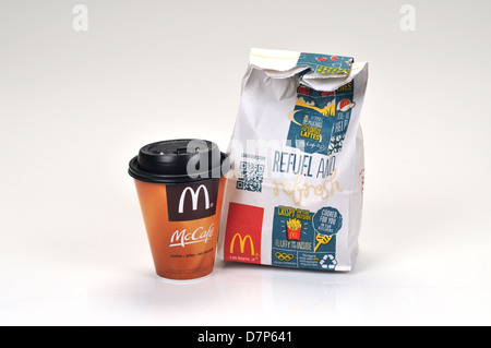 Kleine McDonald's Tasse Kaffee mit McDonald's Frühstück essen Tasche. USA Stockfoto