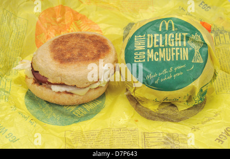 2 McDonald's Eiweiß Freude McMuffins mit Canadian Bacon, white Cheddar Käse und gerösteten englische Muffins auf Verpackung mit 1 gewickelt. USA Stockfoto