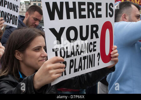 Trafalgar Square in London. 11. Mai 2013. Eine türkische Fußball-Anhänger verlangt, dass Michel Platini seine Politik der "Null Toleranz" gegen Match-Fixierer implementiert. Paul Davey/Alamy Live-Nachrichten Stockfoto