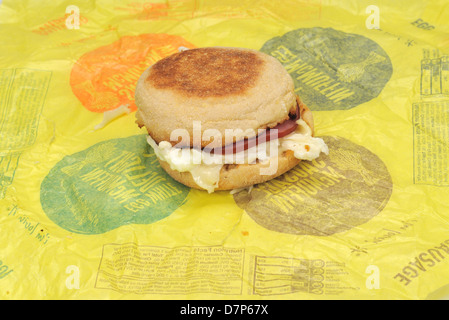 McDonald's Eiweiß Freude McMuffin Frühstücks-Sandwich auf der Papierverpackung. USA Stockfoto