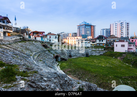 Durres Amphitheater in der Abenddämmerung. Albanien Stockfoto