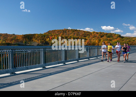 Läufer auf Gehweg über den Hudson State Historic Park in Poughkeepsie, New York. Stockfoto