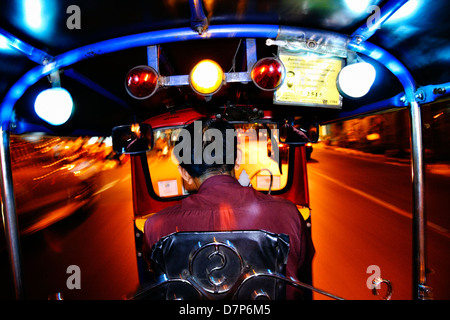 Zeigen Sie Fom in einem thailändischen Tuk Tuk Autorikscha durchfahren schnell in der Innenstadt, Bangkok Thailand an Stockfoto