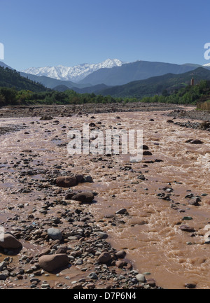 Marokko, Marrakesch - Ourika Tal des Flusses, der Fluss im Frühling Flut. Im Ourika Village. Stockfoto