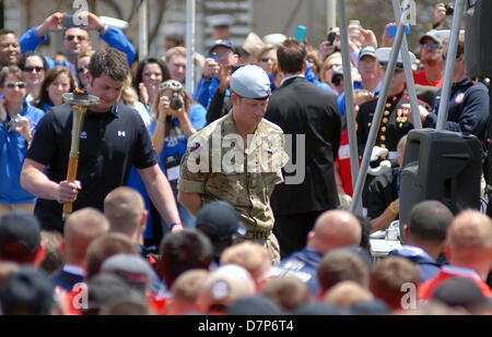 Colorado, U.S. 11. Mai 2013: British Armed Forces Fackelträger und Prinz Harry während der Eröffnungszeremonie der 2013 Krieger Spiele, US Olympic Training Center, Colorado Springs, Colorado. Mehr als 260 verletzte und Behinderte Männer und Frauen sammelten sich in Colorado Springs in sieben Sportarten, Mai 11-16 zu konkurrieren. Alle Niederlassungen des Militärs sind vertreten, darunter Special Operations und ein Team von den britischen Streitkräften. Cal-Sport Media/Alamy Live-Nachrichten Stockfoto