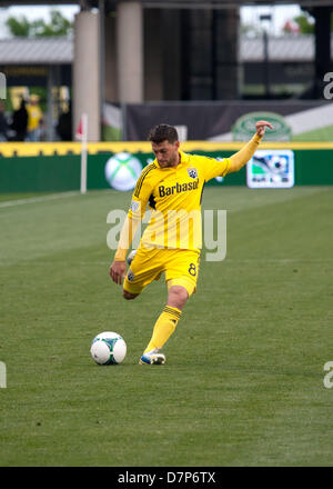 Columbus, OH, USA - 11. Mai 2013: Columbus Crew Matias Sanchez (8) mit dem Ball in der Major League Soccer-Match zwischen die Colorado Rapids und die Columbus Crew bei Columbus Crew Stadium in Columbus, OH, USA. Cal-Sport Media/Alamy Live-Nachrichten Stockfoto