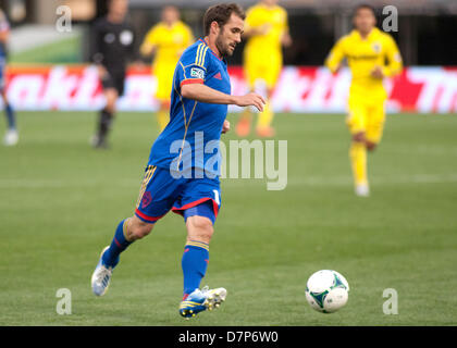 Columbus, OH, USA - 11. Mai 2013: Colorado Rapids Brian Mullan (11) spielt den Ball in der Major League Soccer-Match zwischen die Colorado Rapids und die Columbus Crew bei Columbus Crew Stadium in Columbus, OH, USA. Cal-Sport Media/Alamy Live-Nachrichten Stockfoto