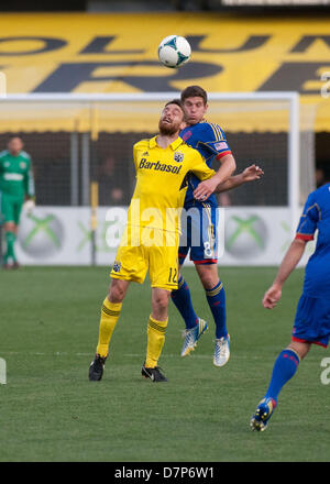 Columbus, OH, USA - 11. Mai 2013: Columbus Crew Eddie Gaven (12) und Colorado Rapids Dillon Powers (8) Sprung für den Header während der Major League Soccer-Match zwischen die Colorado Rapids und die Columbus Crew bei Columbus Crew Stadium in Columbus, OH, USA. Cal-Sport Media/Alamy Live-Nachrichten Stockfoto