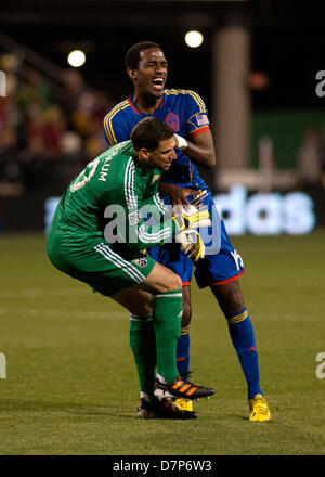 Columbus, OH, USA - 11. Mai 2013: Columbus Crew Torhüter Andy Gruenebaum (30) kollidiert mit Colorado Rapids Atiba Harris, (16) während die Major League Soccer-Match zwischen die Colorado Rapids und die Columbus Crew bei Columbus Crew Stadium in Columbus, OH, USA. Cal-Sport Media/Alamy Live-Nachrichten Stockfoto