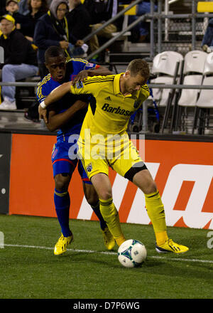 Columbus, OH, USA - 11. Mai 2013: Columbus Crew Josh Williams (3) Schlachten für Position gegen die Colorado Rapids Deshorn Braun (26) während die Major League Soccer-Match zwischen die Colorado Rapids und die Columbus Crew bei Columbus Crew Stadium in Columbus, OH, USA. Cal-Sport Media/Alamy Live-Nachrichten Stockfoto