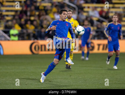 Columbus, OH, USA - 11. Mai 2013: Colorado Rapids Martin Rivero (10) sieht den Ball zu kontrollieren, während die Major League Soccer-Match zwischen die Colorado Rapids und die Columbus Crew bei Columbus Crew Stadium in Columbus, OH, USA. Cal-Sport Media/Alamy Live-Nachrichten Stockfoto