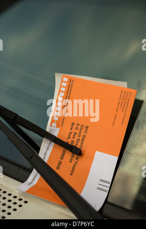 Parkticket unter Auto Scheibenwischer, NYC Stockfoto