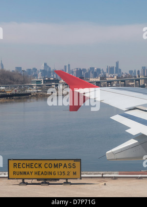 Kommerzielle Flugzeugflügel auf Taxi Weg, wartet auf abnehmen, LGA, NYC Stockfoto