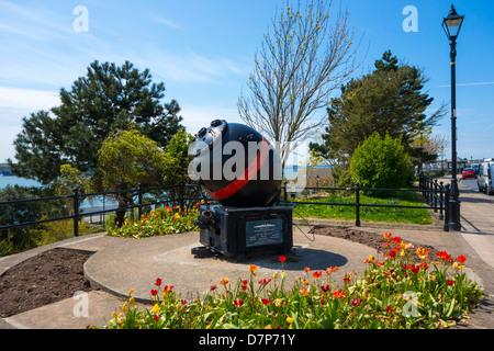 2. Weltkrieg Mine Denkmal auf der Rath mit Blick auf die Mündung des Milford Haven. Stockfoto