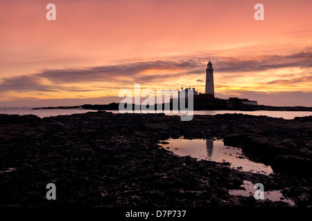 Ein Bild des St. Marien-Leuchtturm an der Küste in der Nähe von Whitley Bay im Nordosten von England steht. Stockfoto