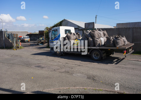 Kohle-Händler LKW außen Kohle Hof, beladen mit Säcken Kohle geliefert werden. Stockfoto