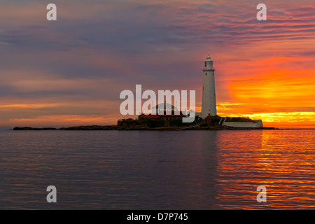 Ein Bild des St. Marien-Leuchtturm an der Küste in der Nähe von Whitley Bay im Nordosten von England steht. Stockfoto