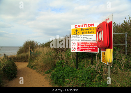 Vorsicht Zeichen für gefährliche Klippen Hunstanton Beach, Norfolk, England Stockfoto