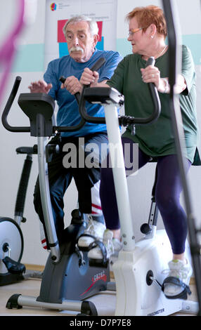 67 Jahre übt alte Gerhard Jugel auf einem Hometrainer in den Fitnessraum des Mult-Generationen Haus in Wismar, Deutschland, 3. Mai 2013. Insgesamt 10 bis 12 Frauen und Männer über 55 Jahre trainieren Sie im Fitnessraum einmal pro Woche. Foto: Jens Büttner Stockfoto