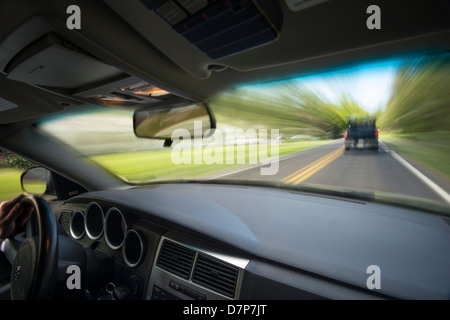Auto, innen wie es fährt schnell auf Straße Stockfoto