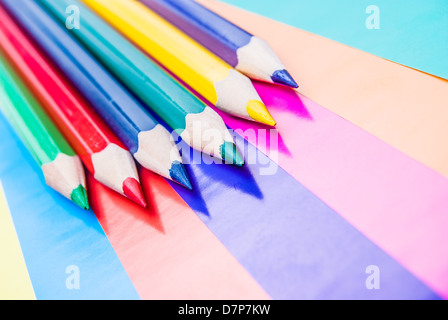 Bunte Bleistifte auf farbigem Papier. Zusammenfassung Hintergrund Stockfoto