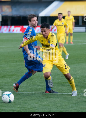 Columbus, Ohio. 11. Mai 2013. Nach vorne Jairo Arrieta (25) von der Columbus Crew dribbelt Drew Moor für die Colorado Rapids in der Mannschaft 0: 2-Niederlage gegen Colorado ist Vergangenheit. Brent Clark/Alamy Live-Nachrichten Stockfoto