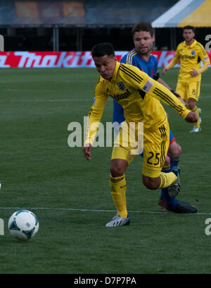 Columbus, Ohio. 11. Mai 2013. Nach vorne Jairo Arrieta (25) von der Columbus Crew dribbelt Drew Moor für die Colorado Rapids in der Mannschaft 0: 2-Niederlage gegen Colorado ist Vergangenheit. Brent Clark/Alamy Live-Nachrichten Stockfoto