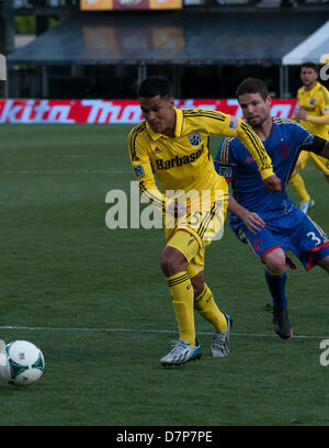 Columbus, Ohio. 11. Mai 2013. Nach vorne Jairo Arrieta (25) von der Columbus Crew dribbelt Drew Moor für die Colorado Rapids in der Mannschaft 0: 2-Niederlage gegen Colorado ist Vergangenheit. Brent Clark/Alamy Live-Nachrichten Stockfoto