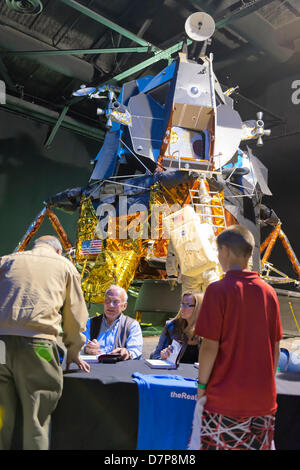 11. Mai 2013 - sitzend Garden City, New York US - Astronaut BUZZ ALDRIN, Zeichen seiner neuen Bücher "Mission to Mars" und die illustrierte Geschichte der Erforschung des Weltraums "zu den Sternen an der Wiege Luftfahrtmuseum vor LEM 13, Look" der Mondlandefähre geplant für Apollo 19, der abgebrochen wurde. Stockfoto