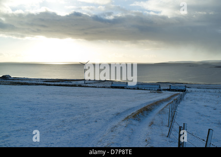 dh Scapa Flow ORPHIR ORKNEY Farmhouse kleine Windkraftanlage Schnee Überdachter Bauernhof Feldhaus schottland Abstand Winter uk Cottage Stockfoto