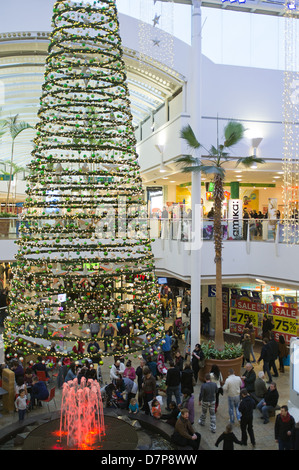 Dh Einkaufszentrum mall CRIBBS CAUSEWAY BRISTOL Weihnachtsgeschäft shopper Weihnachtsbaum Geschäfte uk Moderne indoor Arcade Stockfoto