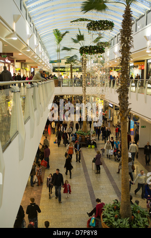 dh Einkaufszentrum CRIBBS CAUSEWAY BRISTOL Cribbs Shopping-Mall innen Menschen Shopper uk Stockfoto