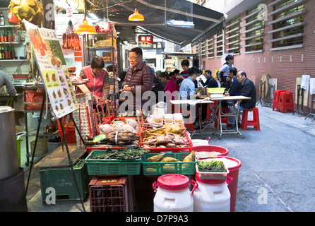 dh CAUSEWAY BAY HONG KONG Street Cafe Chinesen essen im Freien Backstreet Food Market asia china Gasse Menschen essen kantonesische Einheimische Stockfoto