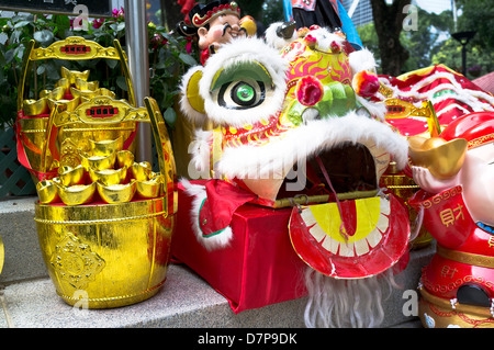 dh Löwentanz Hong Kong Park CENTRAL HONG KONG Chinese New Year gold Anzeige Kostüm Kopf Stockfoto