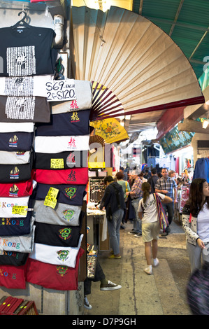 dh Stanley Market STANLEY HONG KONG Leute einkaufen im Markt Tuch Stände mit t-shirts Stockfoto