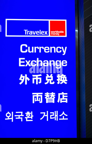 Dh Travelex FOREIGN EXCHANGE HONG KONG Tourist Währungsumtausch zweisprachig Englisch Zeichen China Geld Zeichen Stockfoto
