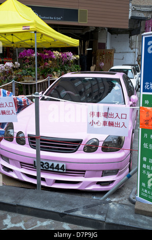 dh MONG KOK HONG KONG rosa Auto Hongkong Carparking Parkplatz Stockfoto