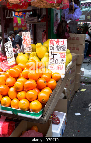 dh Ladies Market MONG KOK Hongkong chinesische Schriftzeichen anzeigen Preise orange Frucht Marktstand Stockfoto