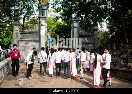 Hanoi, Vietnam - Studenten in Uniform Abschlusstag zu feiern. Stockfoto