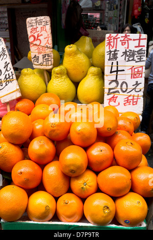 dh Ladies Market MONG KOK HONG KONG Chinesische Zeichen, die Preise anzeigen orange Obst Markt Stand asien Tag Preis Verkauf Anzeige Charakter Gemüse Stockfoto