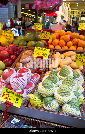 dh Ladies Market MONG KOK HONGKONG Chinesische Schriftzeichen zeigen Preise Obstmarkt Stand Früchte asien Verkauf Display Stockfoto